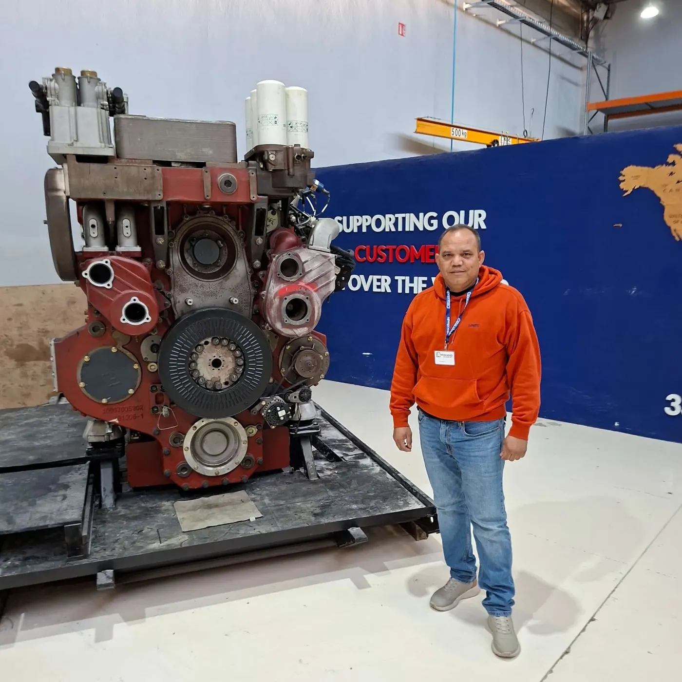 Formación práctica junto a un motor marino diésel