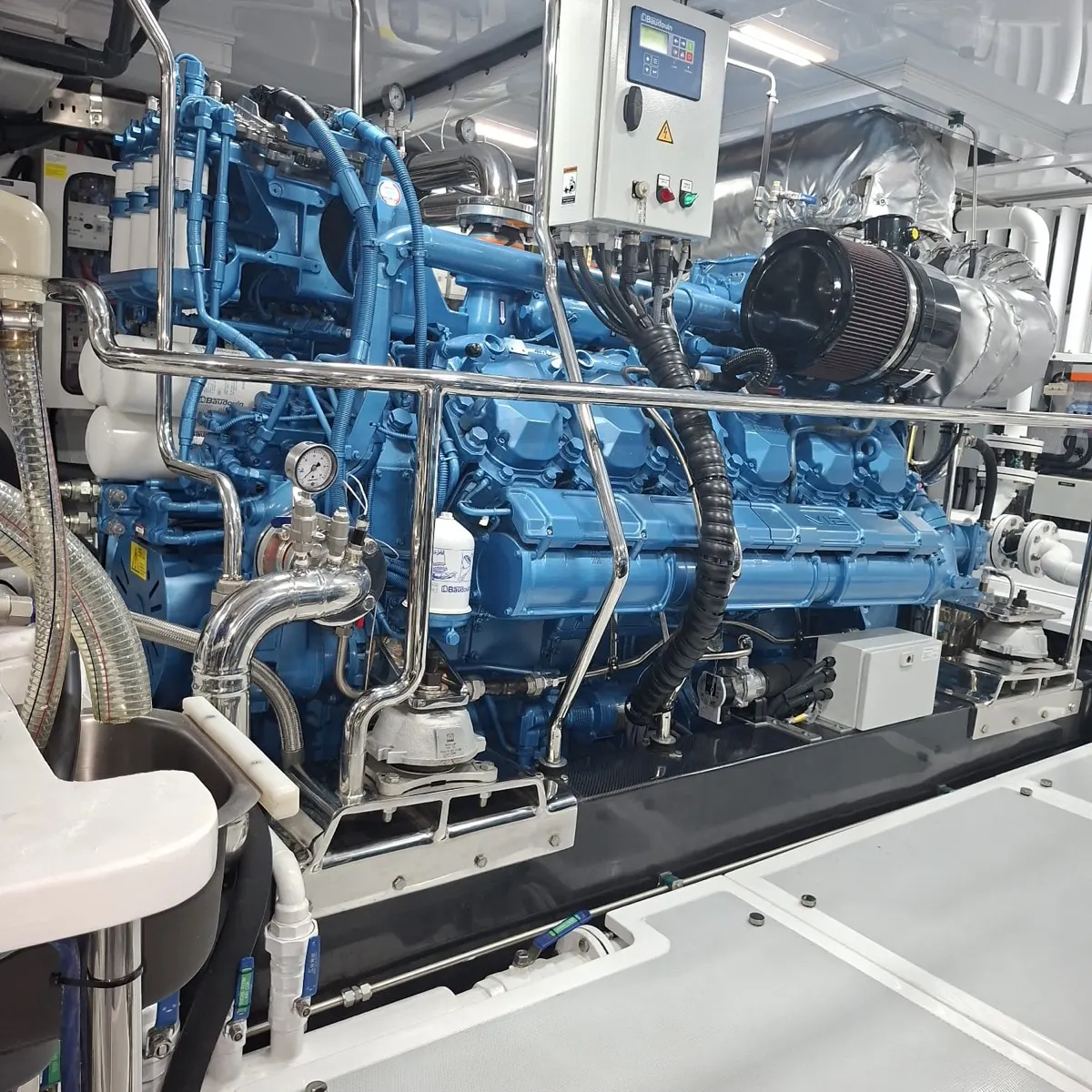 Motor marino Baudouin 12M26.3 en la sala de máquinas