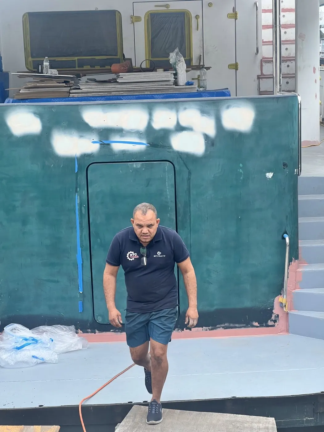 Técnico de HTC Mechanic a bordo de un yate en Miami