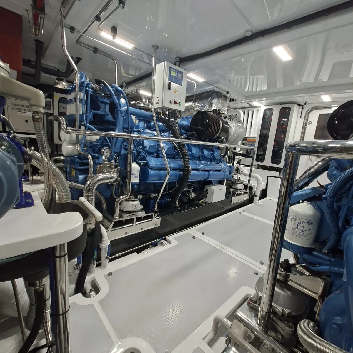 Motor Baudouin 12M26.3 en sala de máquinas en Portugal