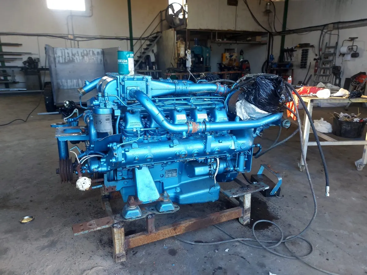 Motor marino restaurado en el taller
