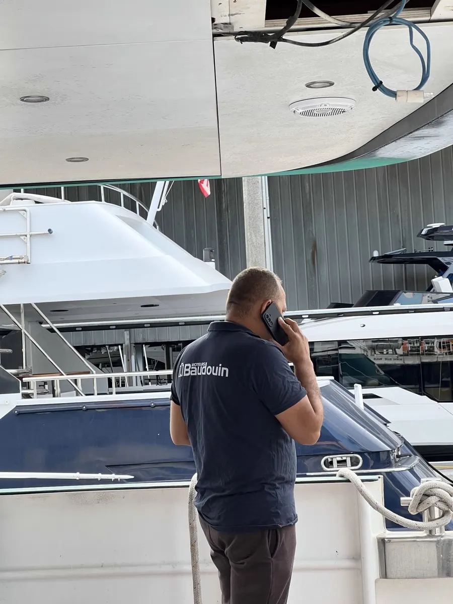 Mecánico naval de HTC Mechanic revisando un yate en el puerto